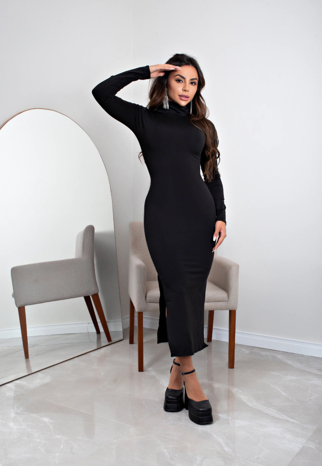 Vestido Preto Midi Gola Alta e Manga Longa com Fenda