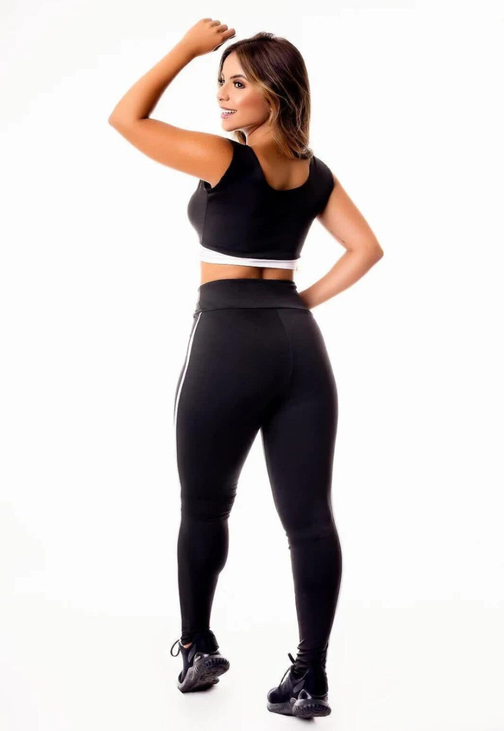 Conjunto Top Cropped Detalhe Faixa Branca e Legging Preta Lisa