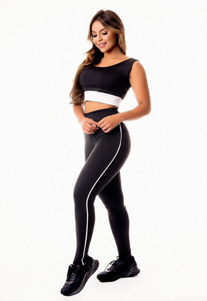 Conjunto Top Cropped Detalhe Faixa Branca e Legging Preta Lisa