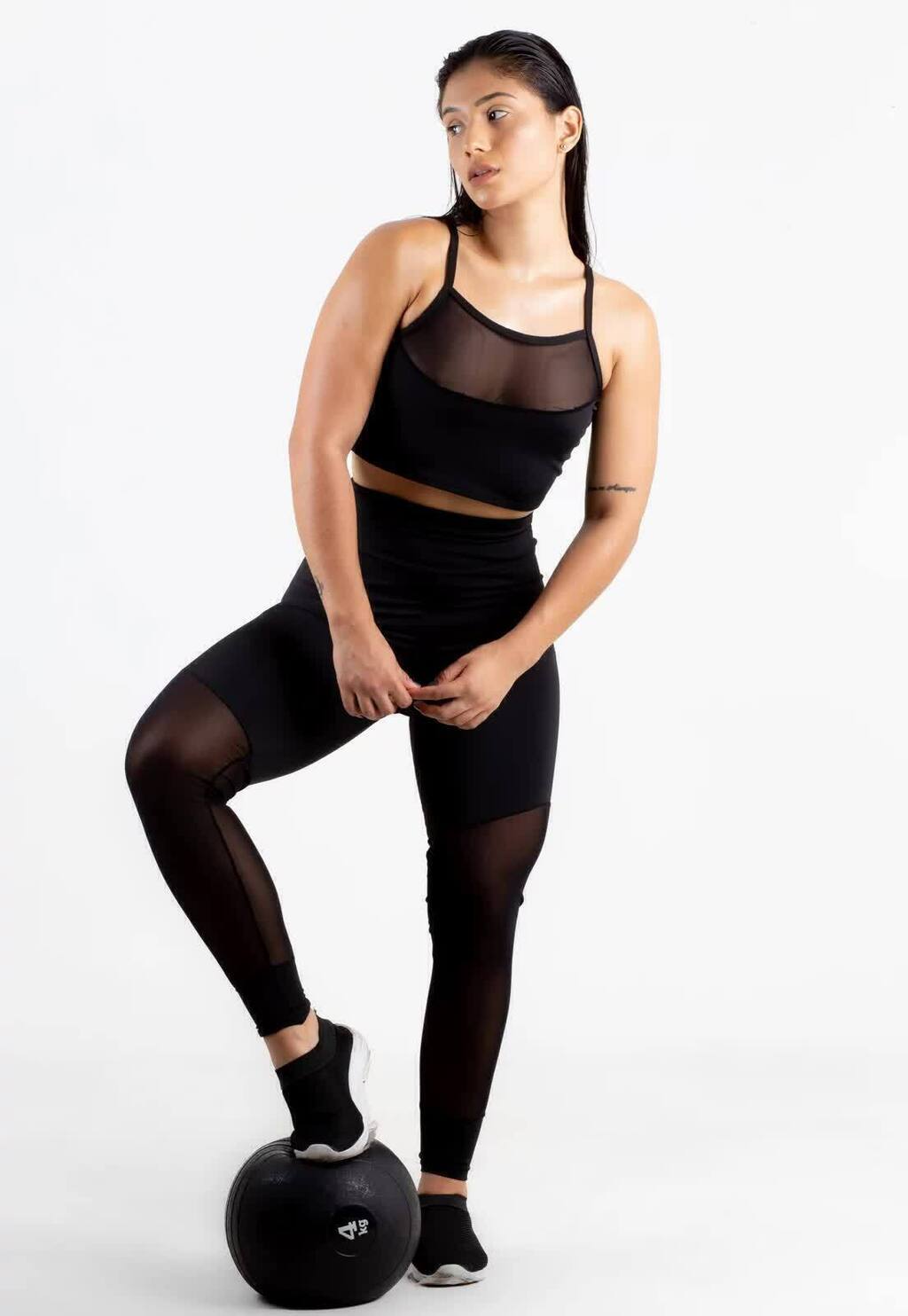 Conjunto Feminino Fitness Total Black com Detalhe em Mesh