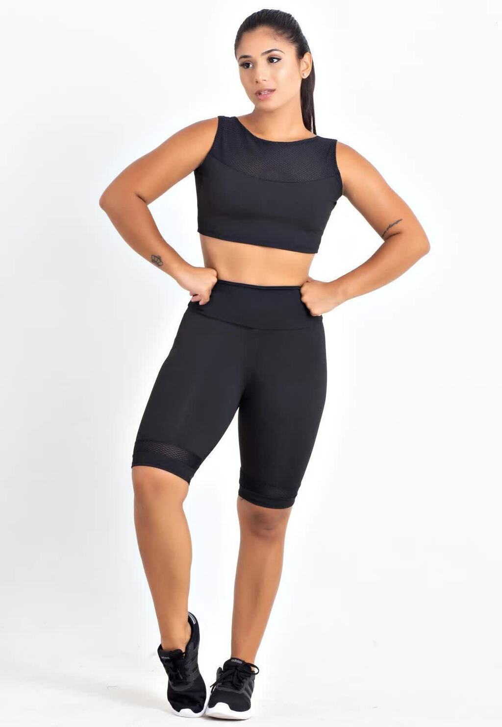 Conjunto Fitness Preto: Cropped com Tule e Short Biker (Meia Coxa)
