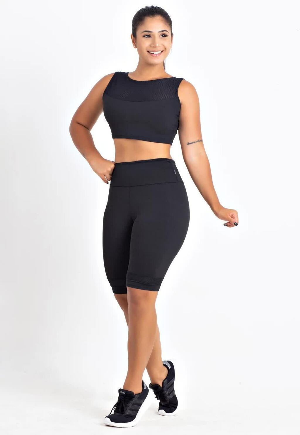 Conjunto Fitness Preto: Cropped com Tule e Short Biker (Meia Coxa)