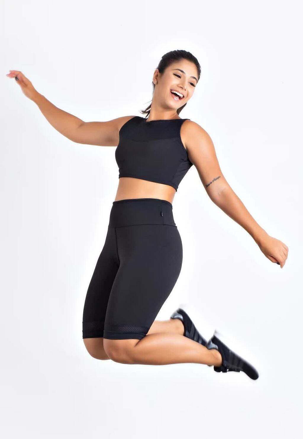 Conjunto Fitness Preto: Cropped com Tule e Short Biker (Meia Coxa)