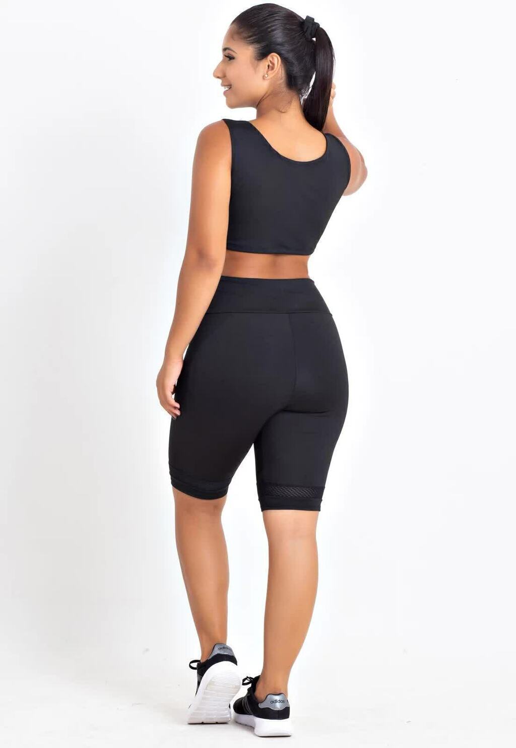 Conjunto Fitness Preto: Cropped com Tule e Short Biker (Meia Coxa)