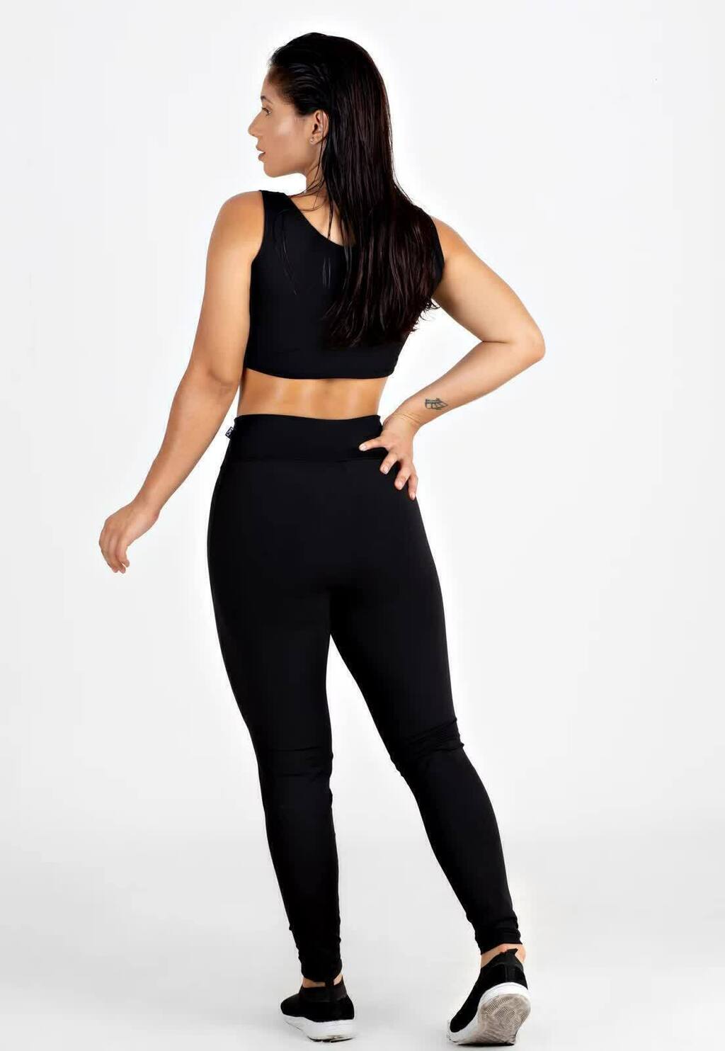 Conjunto Fitness Preto Legging com Tela e Top Decote em Mesh