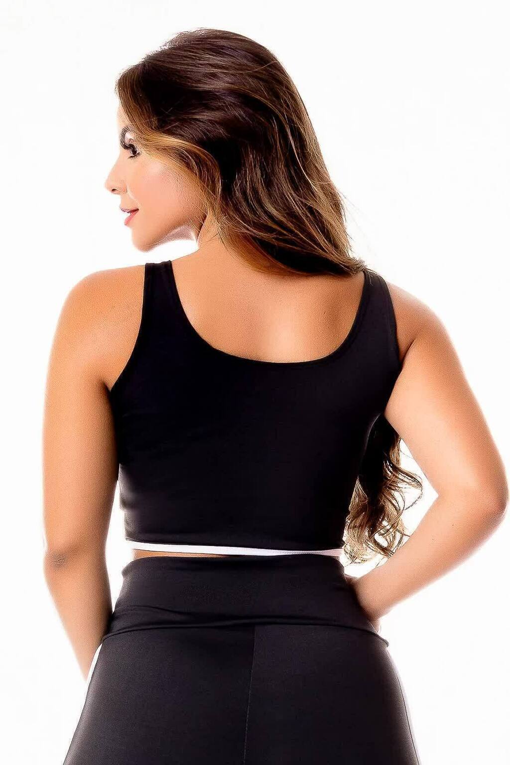 Top Cropped Preto com Recortes Busto