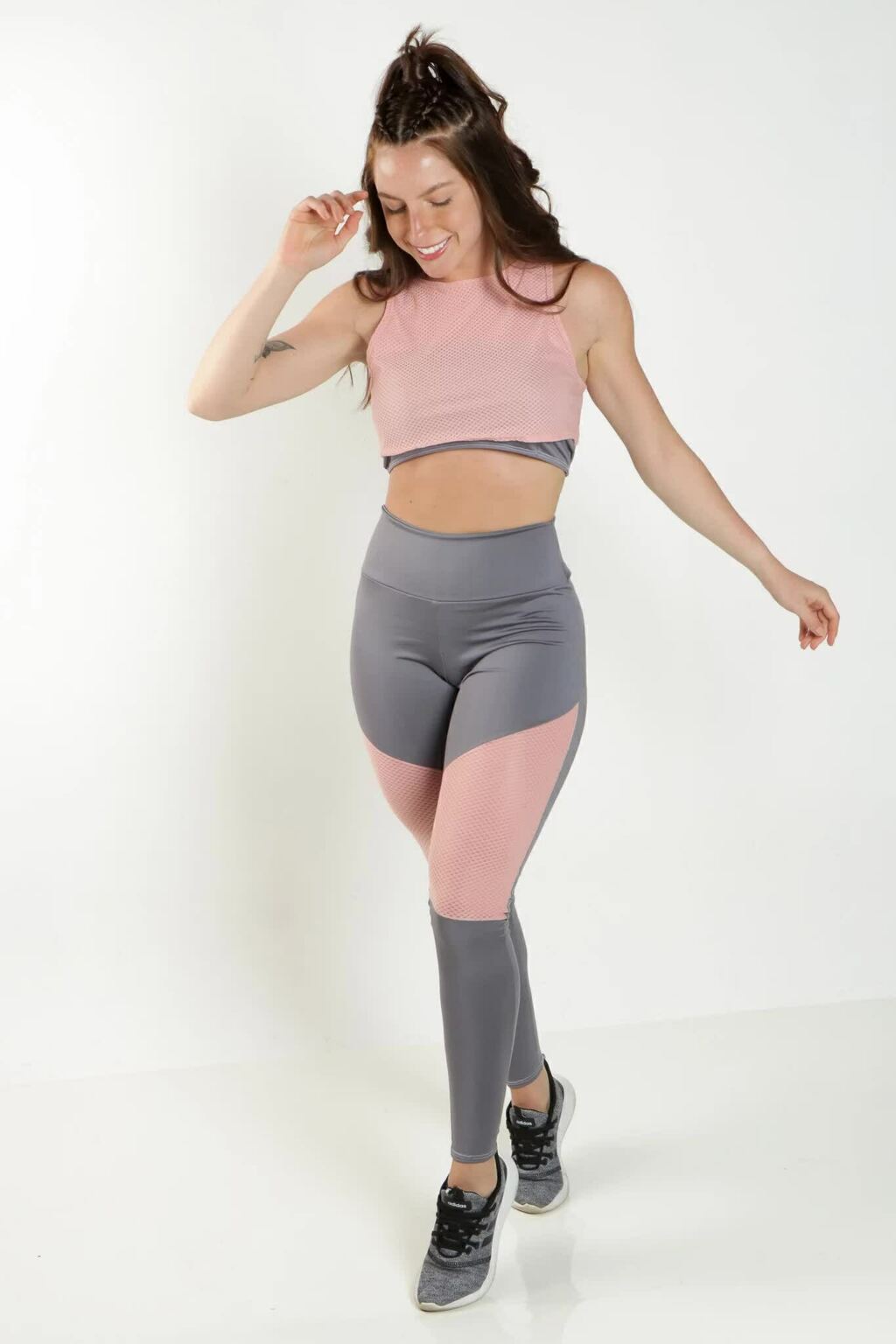Conjunto Cropped Telado e Legging com Recortes em Mesh