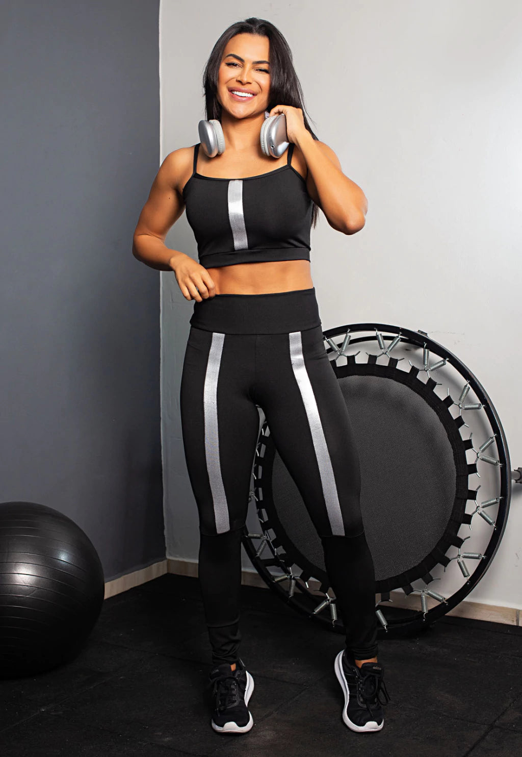Conjunto Preto com Faixas Prateadas Legging e Top